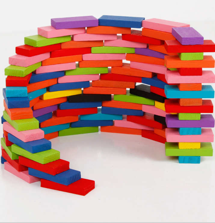 Blocs de construction en bois colorés de dominos en bois pour des jeux d'amusement créatifs d'enfants